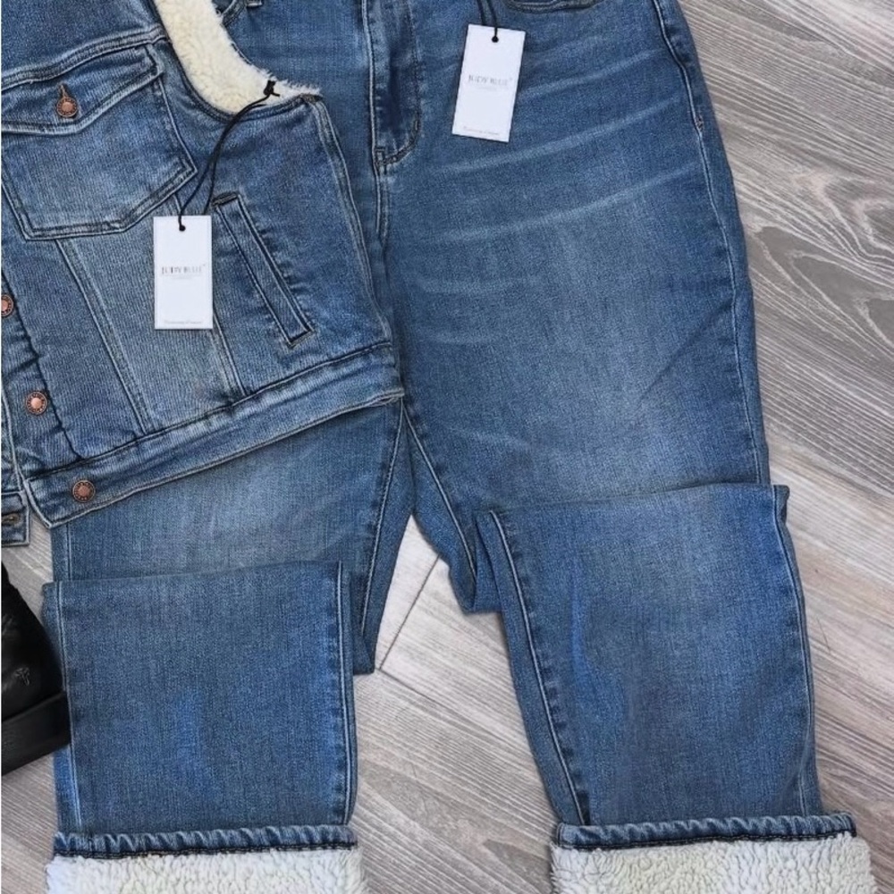 Blue Cropped Ankle Jeans with Faded Wash